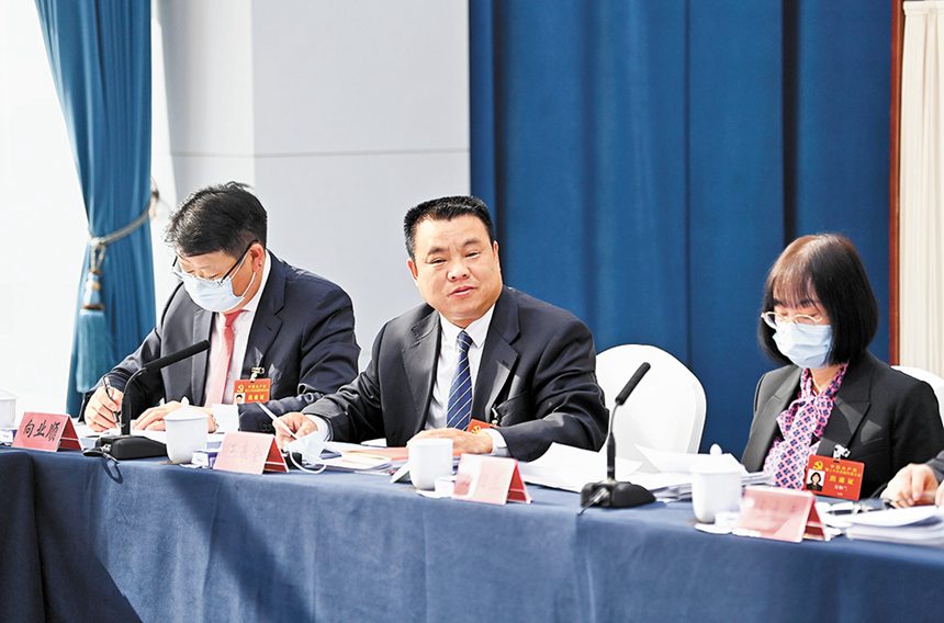 重慶市代表團(tuán)代表圍繞黨的二十大報(bào)告進(jìn)行深入討論。記者 蘇思 攝/視覺重慶