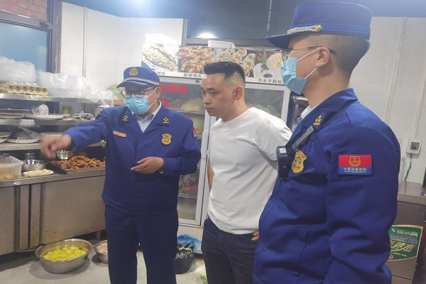 檢查現(xiàn)場。奉節(jié)縣消防救援大隊供圖