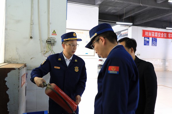 檢查現(xiàn)場。黔江區(qū)消防救援支隊供圖