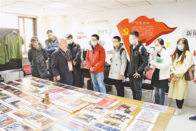 紅巖烈士夏惠祿的長(zhǎng)子夏吉演自籌資金創(chuàng)辦的“紅巖魂展廳”吸引了不少觀眾參觀。（受訪者供圖）