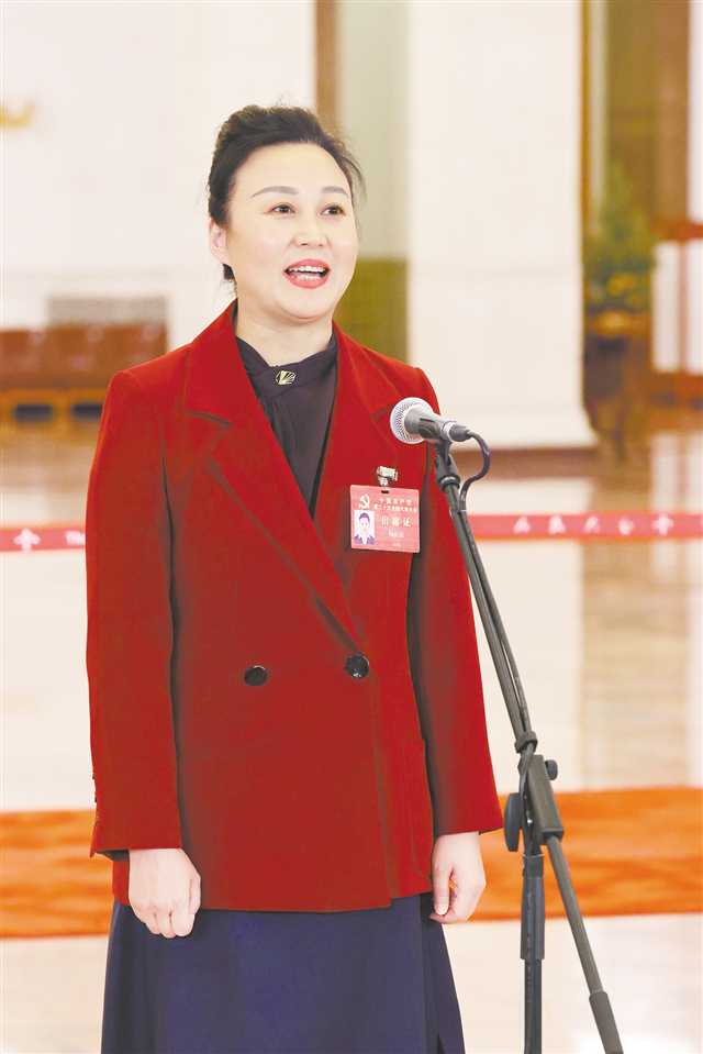 這是閉幕會后，楊浪浪代表接受采訪。新華社記者 殷剛 攝