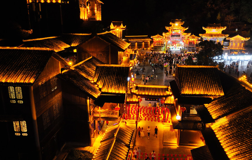 游客在酉州古城感受別樣民俗文化。陳碧生攝