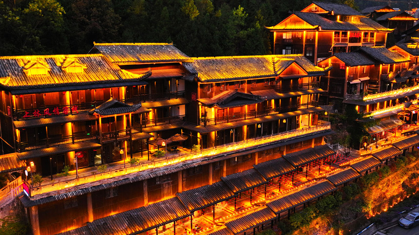 夜幕降臨，酉州古城燈火通明。陳碧生攝