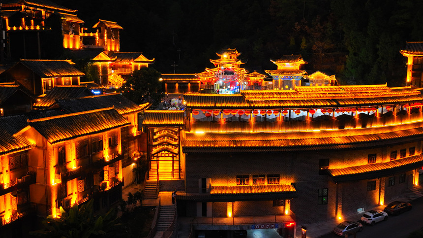 夜幕降臨，酉州古城燈火通明。陳碧生攝