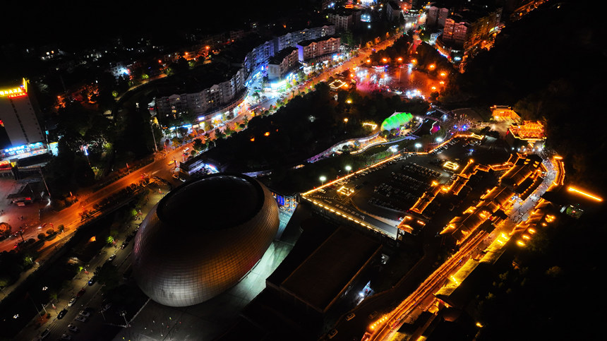 夜幕降臨，酉州古城燈火通明。陳碧生攝