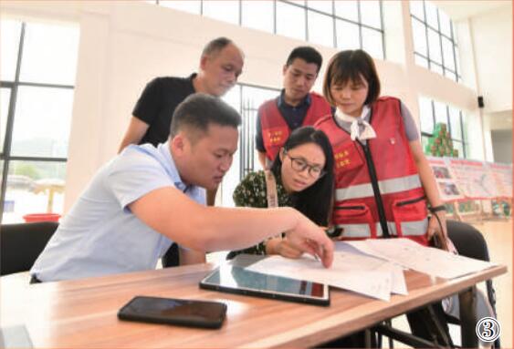 廣西壯族自治區(qū)柳州市融安縣大坡鄉(xiāng)崗偉村駐村干部和工程設(shè)計(jì)人員討論產(chǎn)業(yè)示范帶方案。新華社記者 黃孝邦攝