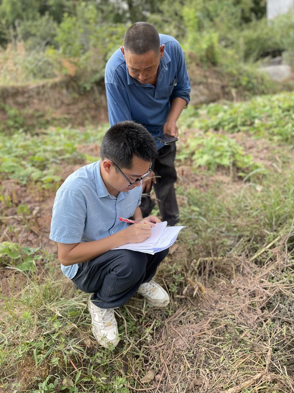 《田間地頭》。9月4日，為摸清武隆中部片區(qū)農(nóng)村房屋周邊地質(zhì)災(zāi)害風(fēng)險(xiǎn)，南江地質(zhì)隊(duì)駐守隊(duì)員陳旭（前）在武隆區(qū)芙蓉鎮(zhèn)堰塘村一處房屋開展邊坡調(diào)查，并對(duì)房屋信息進(jìn)行登記。陳剛攝