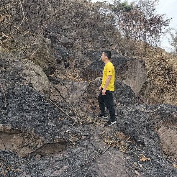 《森林火災(zāi)后排查地質(zhì)災(zāi)害隱患》。8月26日，南江地質(zhì)隊(duì)駐守地質(zhì)隊(duì)員晏椋楨對(duì)長(zhǎng)壽區(qū)江南街道鋸梁村過(guò)火區(qū)域開(kāi)展地質(zhì)災(zāi)害隱患排查。劉黎攝