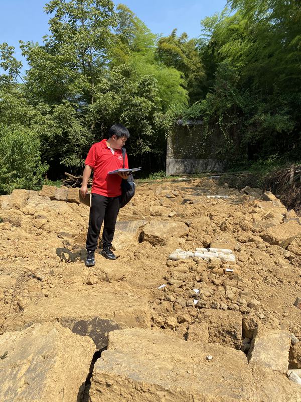 《堅(jiān)守》7月中旬，川東南地質(zhì)大隊(duì)駐守隊(duì)員何明波在沙坪壩區(qū)中梁鎮(zhèn)新建農(nóng)村住宅建設(shè)場(chǎng)地地質(zhì)災(zāi)害危險(xiǎn)性評(píng)估項(xiàng)目中，不畏高溫、酷暑，堅(jiān)守在野外生產(chǎn)一線崗位。馬超攝