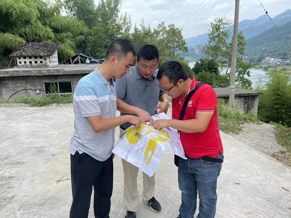 《三方“會診”》。8月底，重慶市地質(zhì)災害防治中心張錦程、205地質(zhì)隊牟現(xiàn)軍、川東南勘察公司劉亞一同踏勘陸家河滑坡現(xiàn)場。潘笑天攝