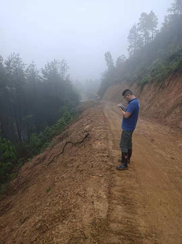 《森防火阻隔帶地災(zāi)隱患調(diào)查》。8月30日，川東南勘察公司駐守合川地質(zhì)隊(duì)員對(duì)三匯鎮(zhèn)近期突擊建設(shè)的近5公里森林防火阻隔帶開(kāi)展地災(zāi)隱患實(shí)地調(diào)查。因天氣原因，無(wú)人機(jī)無(wú)法采集影像，駐守隊(duì)員們深一腳淺一腳地完成了阻隔帶沿線地災(zāi)隱患調(diào)查工作。宋增寶攝