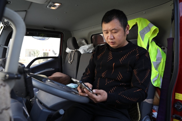 滿(mǎn)幫平臺(tái)司機(jī)通過(guò)貨車(chē)幫APP找貨。滿(mǎn)幫集團(tuán)供圖