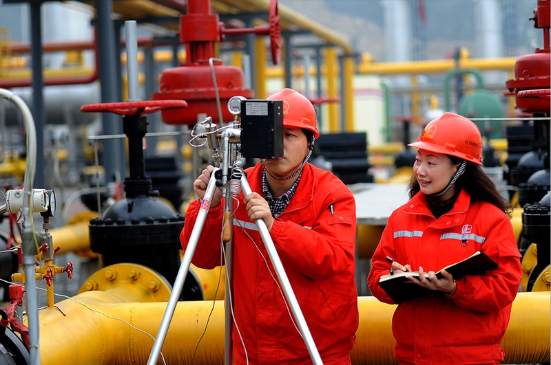 涪陵頁巖氣田員工開展節(jié)能監(jiān)測工作。通訊員 戴瑩 胡雪瑩 攝