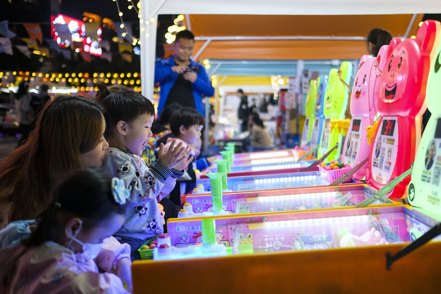 有吃有玩的“彩虹集市”，吸引了不少市民游客前來打卡游玩。郭旭攝