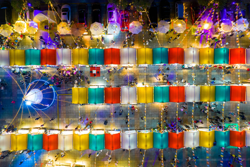 南濱路煙雨公園舉辦“彩虹集市”，為城市夜經(jīng)濟(jì)注入活力。郭旭攝