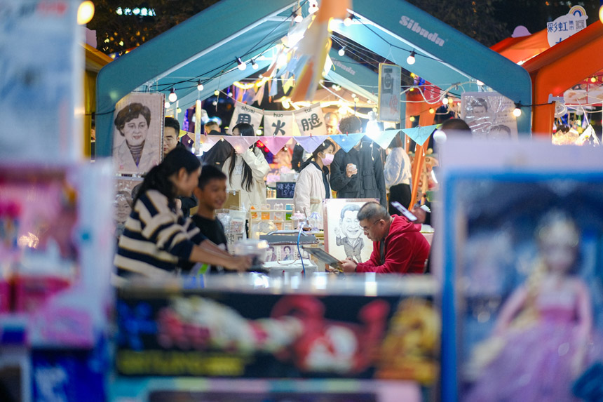 市民、游客在“彩虹集市”選購。郭旭攝