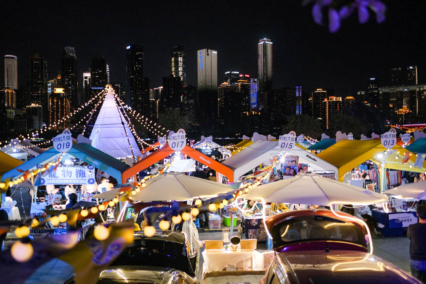 后備箱一打開，立刻就變成貨架。在這里，吃喝玩樂樣樣齊備。郭旭攝