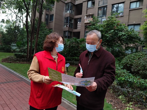 垃圾分類宣傳員給小區(qū)居民講解垃圾分類知識(shí)。