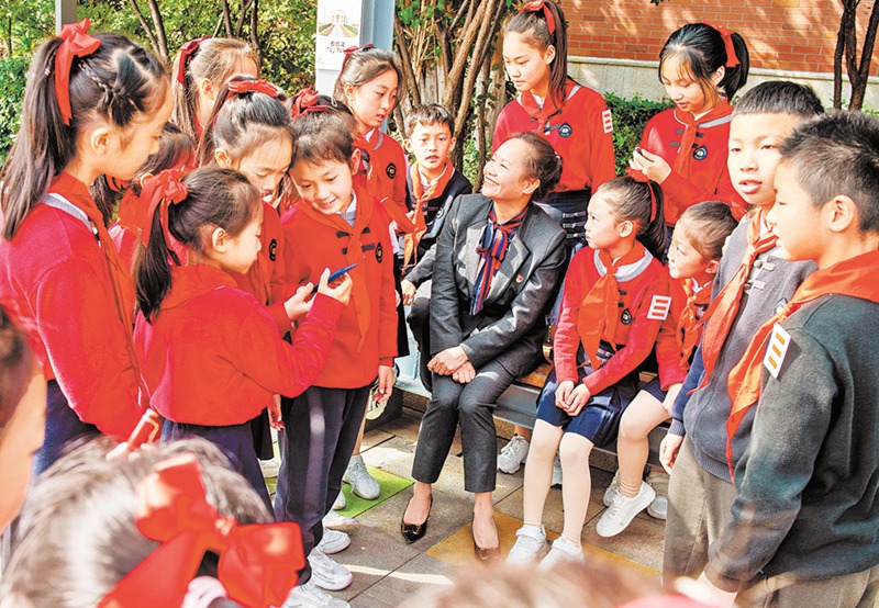 10月31日，兩江新區(qū)行遠(yuǎn)小學(xué)，黨的二十大代表，兩江新區(qū)人和街道邢家橋社區(qū)黨委書記、居委會主任謝蘭給孩子們分享自己參會的心得。記者 崔力 攝視覺重慶