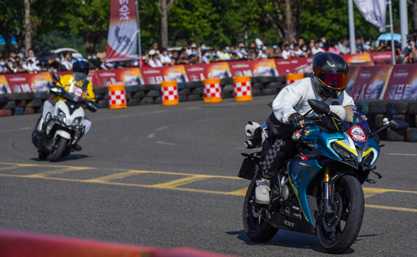 專業(yè)騎手體驗(yàn)“C彎出道”、全國(guó)摩友騎行匯等活動(dòng)。吳汪洋攝