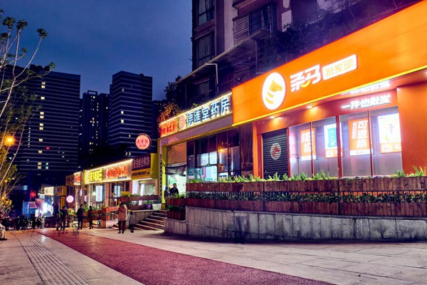 石楊路沿線改造后的夜間實(shí)景。九龍城市更新公司供圖