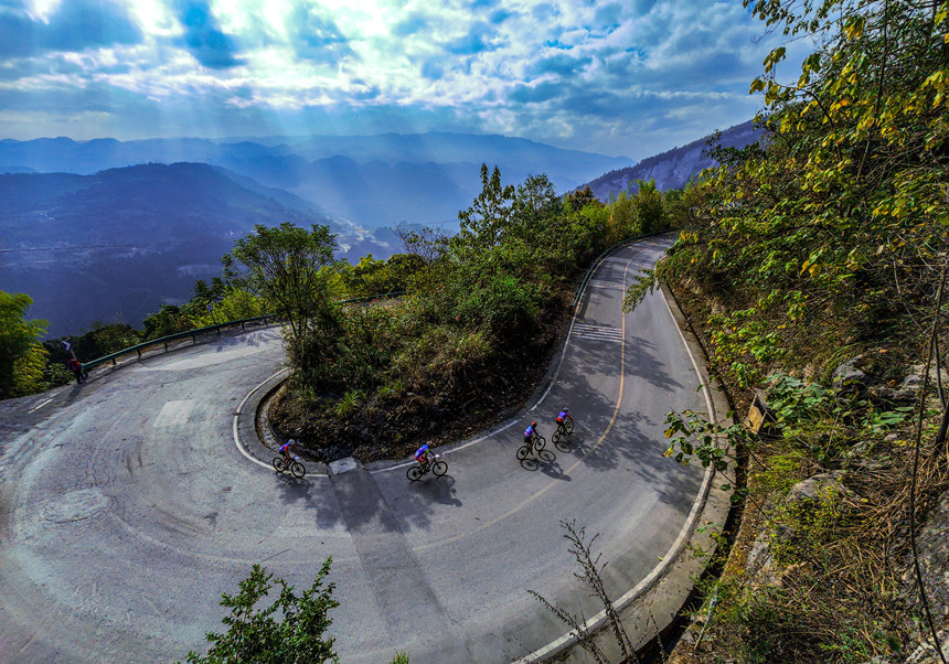 運(yùn)動(dòng)員在第十七屆中國(guó)國(guó)際山地戶(hù)外運(yùn)動(dòng)公開(kāi)賽比賽中。