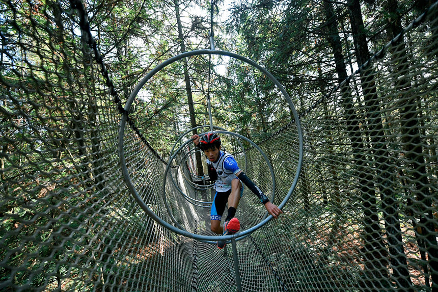 運動員在公開賽第一賽段比賽中。