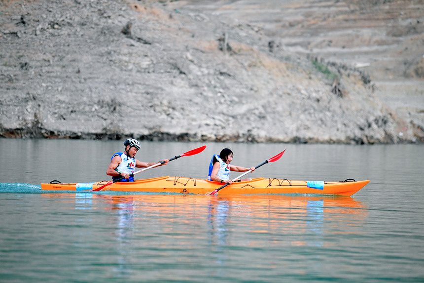 運(yùn)動(dòng)員在比賽中。