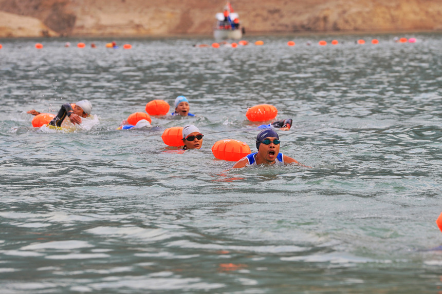 運(yùn)動(dòng)員在比賽中。