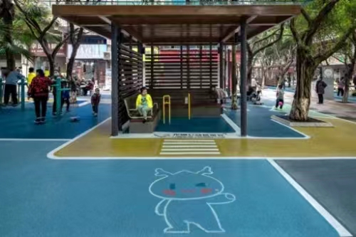 龍鳳花園小區(qū)廣場。李文彬攝