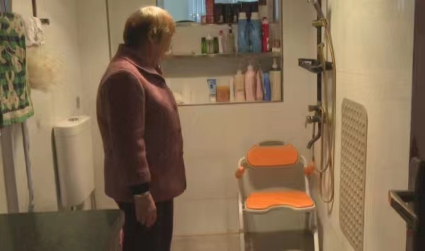 環(huán)湖雅居社區(qū)居民家中。唐春琳攝