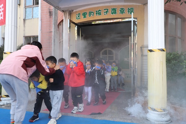 小朋友們進(jìn)行火場(chǎng)逃生模擬體驗(yàn)。秀山縣消防救援大隊(duì)供圖