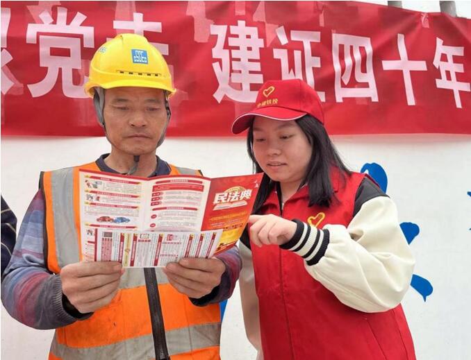 白市驛隧道項(xiàng)目志愿者講解法律知識(shí)。發(fā)展公司供圖