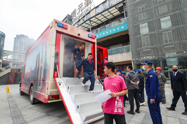 火場逃生模擬體驗(yàn)。南岸區(qū)消防救援支隊(duì)供圖