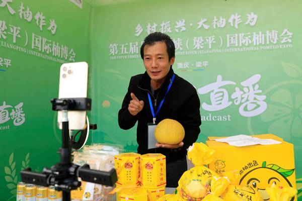 活動(dòng)現(xiàn)場(chǎng)的直播帶貨。向成國(guó)攝