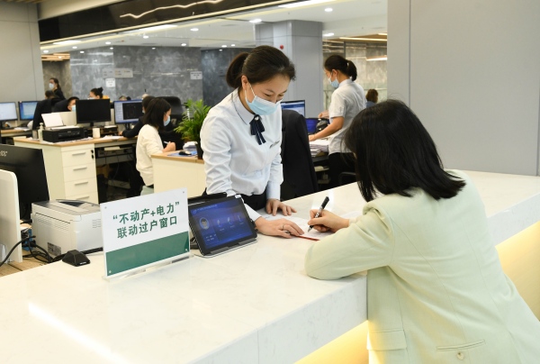 江津區(qū)行政服務(wù)中心設(shè)立專門窗口辦理“水電氣訊房”業(yè)務(wù)。王化全攝