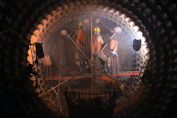 工人們?cè)谶M(jìn)行雨水箱涵遷改施工。中建八局供圖