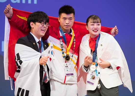 登臺領(lǐng)獎。重慶市人力社保局供圖