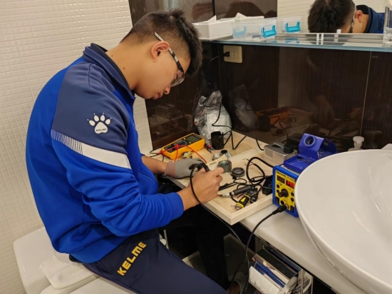 李小松正在作業(yè)。重慶市人力社保局供圖