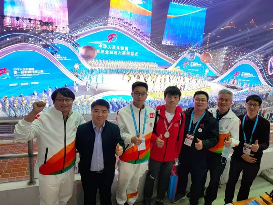 李小松國賽時同團(tuán)隊合影。重慶市人力社保局供圖