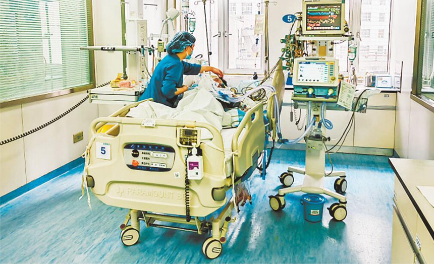 重醫(yī)附一院醫(yī)護(hù)人員正在救治九十一歲老奶奶。（醫(yī)院供圖）