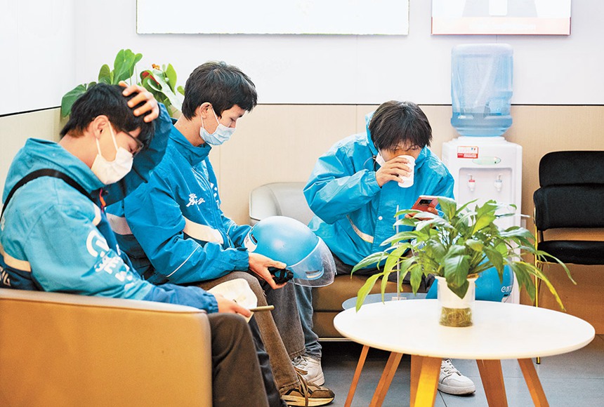 11月13日，茶園新區(qū)，外賣小哥在一個新近開放的“臨時服務驛站”休息。