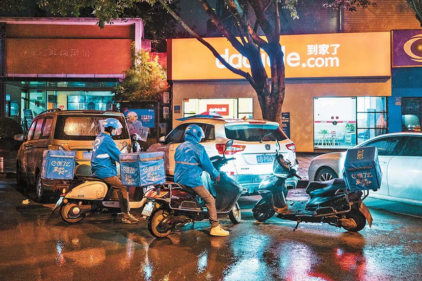11月13日，兩名快遞小哥來到位于南岸區(qū)的“到家了”同景國際城A區(qū)門店，準備在這里休息。