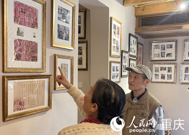 市民仔細(xì)端詳丁勝父母70多年前的結(jié)婚證和照片。人民網(wǎng) 劉祎攝