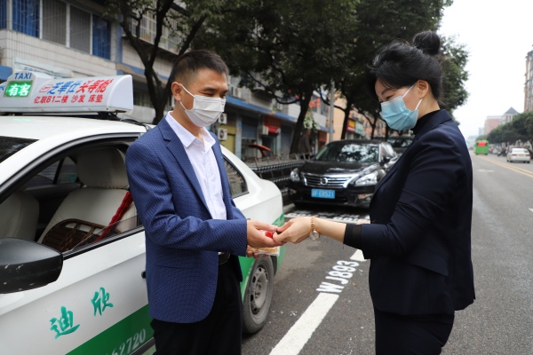 廖美瓊接過丈夫張朝平手中的車鑰匙，開始下午的工作。李小蓉攝