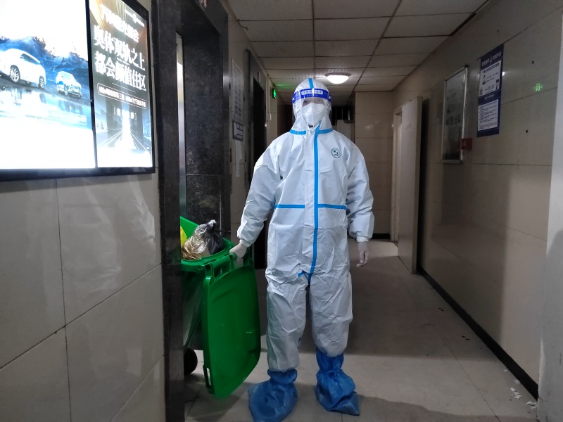 朱紹平在封控樓棟清理垃圾。渝中區(qū)公安分局供圖