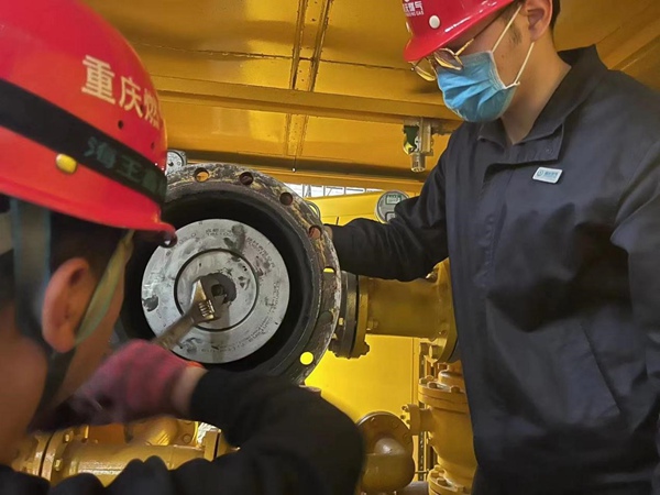 輸配分公司應(yīng)急維護(hù)人員檢修調(diào)壓計量柜。游華東攝