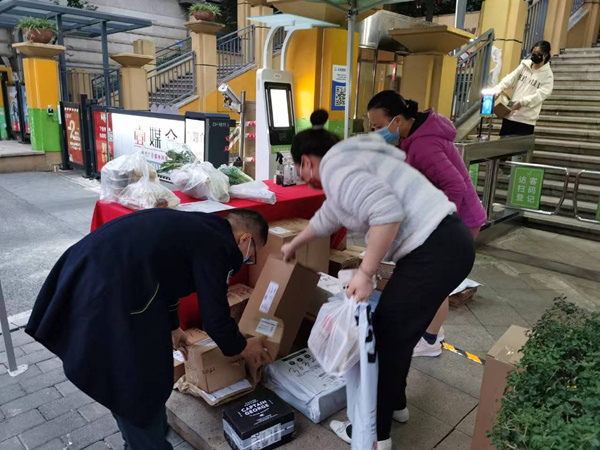 林路為業(yè)主領(lǐng)取物資。萬(wàn)科物業(yè)供圖