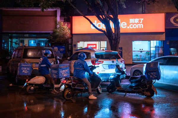 兩名快遞小哥來到位于南岸區(qū)的“到家了”同景國際城A區(qū)門店，準備在這里休息。謝小溪攝