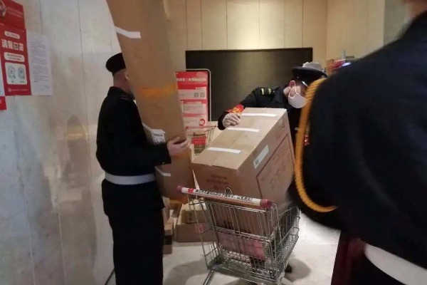 金科服務(wù)員工為業(yè)主送快遞上門。金科服務(wù)供圖